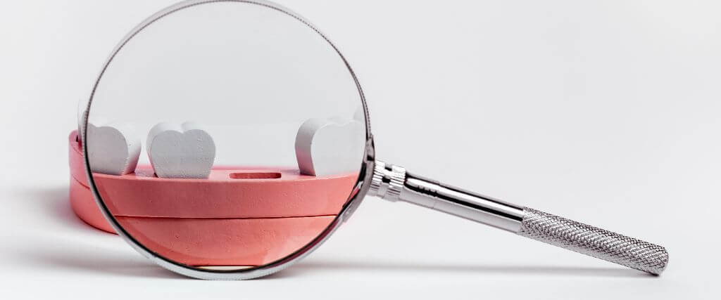 Jaw model without tooth with magnifying glass. 